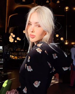 Maria Domark t-shirt, top outfits for girls, blond hairstyle: Top,  Brown hair,  Instagram girls,  T-Shirt Outfit  