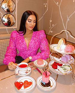 Klaudia Badura, dessert, magenta, sitting: Instagram girls  