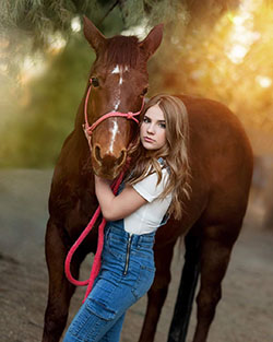 Piper Rockelle, horse supplies, horse tack, vertebrate: Piper Rockelle Instagram  