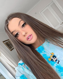 Holly Horne Pretty Look, Natural Lips, Hairstyle For Girls: Turquoise And Pink Outfit,  Holly Horne TikTok  