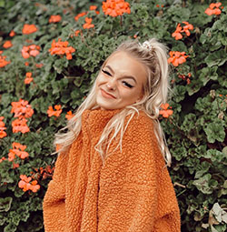 orange matching outfit with sweater, beautiful blond hairs, wardrobe ideas: Zoe Laverne TikTok  