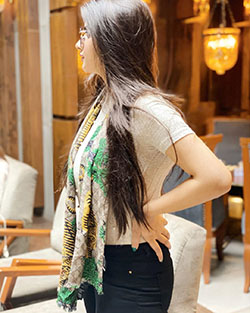 Alishbah Anjum Woman Long Hair Style, Hairstyle For Women, Simple Hairstyle: Hair Color Ideas,  Yellow And Green Outfit,  Alishbah Anjum Instagram  