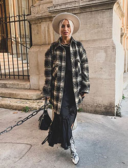 Beige and green outfit style with sweater, tartan, jeans: Street Style,  Comfy Outfit Ideas  