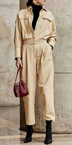 Beige outfit with trench coat, trousers handbag: fashion model,  Trench coat,  Fashion week,  Street Style,  Paris Fashion Week,  Comfy Outfit Ideas,  Beige Trousers  