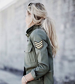 Chemise militaire beige pour femme: Military uniform,  Street Style,  Jacket Outfits,  Beige Outfit  