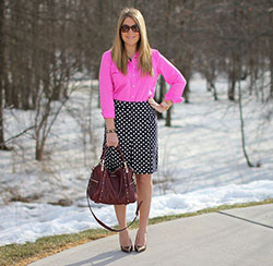 Combinar una falda de lunares: Business casual,  Pencil skirt,  Polka dot,  Street Style,  Skirt Outfits,  Maroon And Black Outfit  