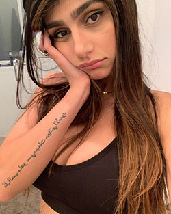 Mia Khalifa Showing Tattoo In Selfie: Mia Khalifa  