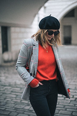 Black jeans and red jumper outfits: Street Style,  Black And White Outfit,  Outfits With Beret  