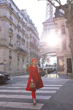 Colour outfit, you must try paris red outfit, street fashion, eiffel tower, trench coat, red beret, sézane: Trench coat,  Eiffel Tower,  Street Style,  Red beret,  White And Red Outfit,  Outfits With Beret  