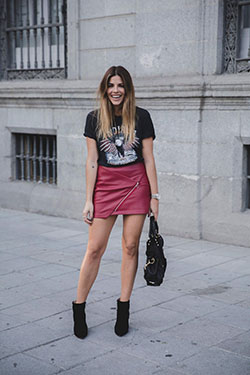 Look de falda con botines: T-Shirt Outfit,  Street Style,  High Heeled Shoe,  Pink Outfit  
