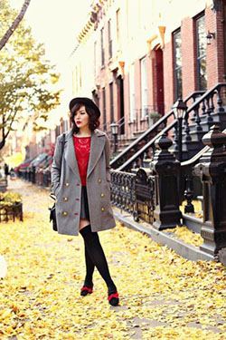 Tenue rouge et gris, street fashion, leg warmer, knee socks, knee highs: Knee highs,  Leg Warmer,  Street Style,  Yellow And Brown Outfit,  Thigh High Socks  