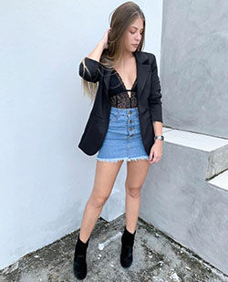 Look saia jeans e bota cano curto: Denim skirt,  Black And White Outfit  