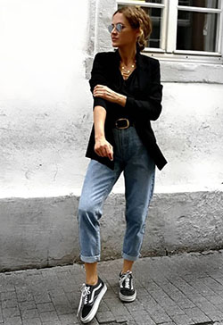 White instagram fashion with blazer, denim, jeans: fashion blogger,  Fashion week,  T-Shirt Outfit,  White Outfit,  Street Style,  Slouchy Pants  