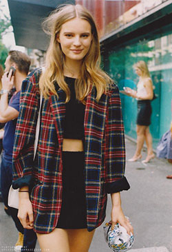 Outfit ideas with vintage clothing, retro style, crop top: Crop top,  fashion model,  Vintage clothing,  T-Shirt Outfit,  Retro style,  Street Style,  Plaid Outfits  