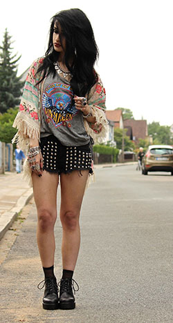 Outfit instagram with jean short, miniskirt, crop top: Crop top,  T-Shirt Outfit,  Street Style,  Check Skirt  