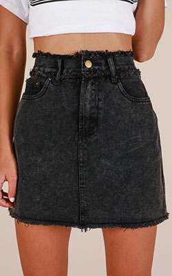 Colour outfit, you must try black denim skirt, denim skirt, jean short: Black Outfit  