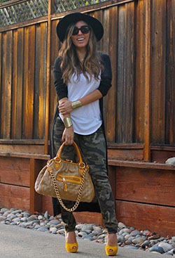 Yellow pumps with camo pants: T-Shirt Outfit,  Camo Pants,  Street Style,  Brown Outfit,  Camo Joggers  