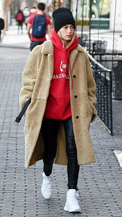 Colour outfit ideas 2020 red hoodie outfit hailey rhode bieber, street fashion: winter outfits,  Street Style,  Hailey Rhode Bieber,  Hoodie,  Hoodie outfit  