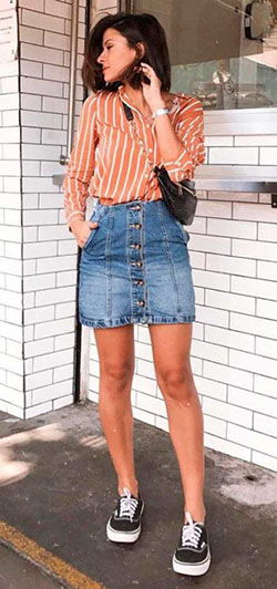 Looks carnaval com saia jeans: Denim skirt,  T-Shirt Outfit,  Fanny pack,  Orange And Blue Outfit  