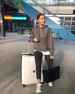Instagram fashion dubai airport outfits, street fashion: White Outfit,  Street Style,  Airport Outfit Ideas  