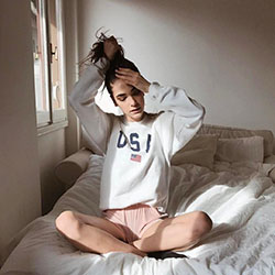 Casa en la cama, photo shoot: White Outfit,  Quarantine Outfits 2020  