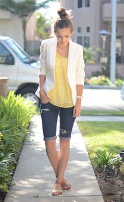 Outfit con bermudas de mezclilla mujer: Bermuda shorts,  Yellow And White Outfit,  Jeans Outfit  