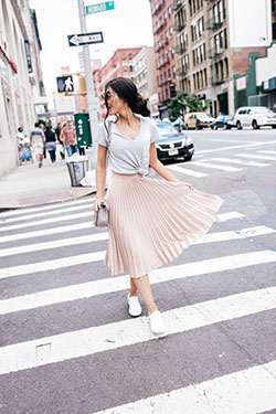 White and pink outfit ideas with polka dot, skirt: Skirt Outfits,  T-Shirt Outfit,  Street Style,  White And Pink Outfit  