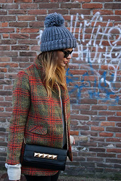 Formas de usar un gorro de lana mujer: Knit cap,  Street Style,  Plaid Outfits  