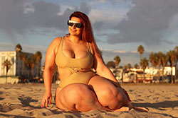 Ioana Chira hot photo, último look de bikini a juego, piernas sexys: bikini,  Bronceado,  chicas calientes de talla grande,  Prenda interior  