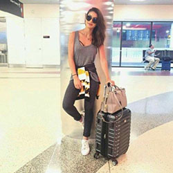 Poses para fotos em aeroporto: Street Style,  Brown Outfit,  Airport Outfit Ideas  