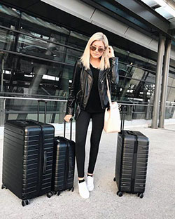 Blogger en el aeropuerto, street fashion, hand luggage: Black Outfit,  Street Style,  Airport Outfit Ideas  