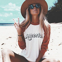La playa tumblr con sombrero: Sun hat,  T-Shirt Outfit,  Surfer hair,  4th July Outfit  