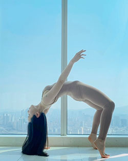 Sang A Yonini sexy leg picture, tumbling (gymnastics), athletic dance move: Fitness Model,  Yoga pants,  Sang A Yonini  