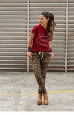 Combinar pantalón militar mujer: T-Shirt Outfit,  Camo Pants,  Maroon And Brown Outfit  