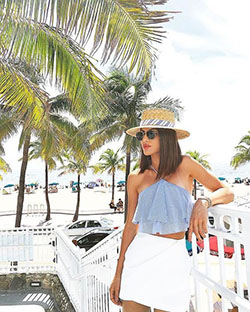 Outfit para ir a la playa: Sun hat,  White Outfit,  Fashion accessory,  Swimming pool,  Boating Outfits  