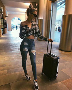 Calca jeans e blusa xadrez: Ripped Jeans,  T-Shirt Outfit,  Airport Outfit Ideas  