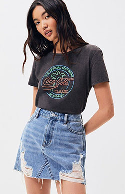Blue outfit Stylevore with denim skirt, jean short, miniskirt: Denim skirt,  Crop top,  T-Shirt Outfit,  Blue Outfit  