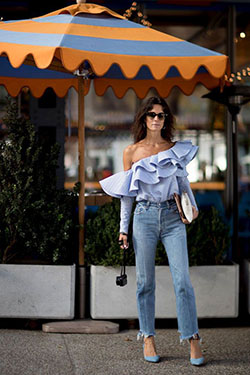 Outfit ideas camisas con revuelos, street fashion, high rise, t shirt: T-Shirt Outfit,  Street Style,  One Shoulder Top  