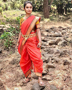 Anushka sen in red saree hd photo: 