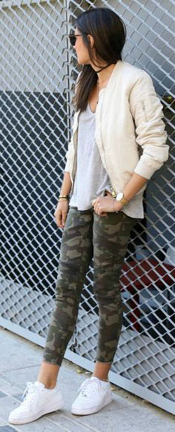 Outfits para pantalones camuflados slim fit pants, military camouflage: T-Shirt Outfit,  Military camouflage,  Street Style,  Khaki Outfit,  Army Leggings Outfit,  Slim-Fit Pants  