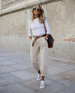 Look pantalon slouchy invierno, street fashion, trench coat, t shirt: Trench coat,  T-Shirt Outfit,  White Outfit,  Street Style,  Slouchy Pants  