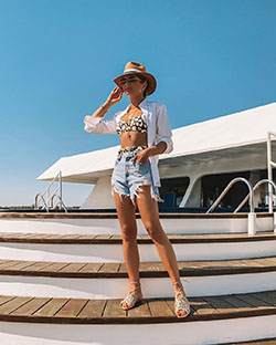 Outfit para ir a la piscina: Street Style,  Swimming pool,  White And Blue Outfit,  Boating Outfits  