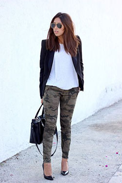 Style outfit usar pantalones militares, street fashion: Street Style,  Brown And Black Outfit,  Army Leggings Outfit  