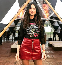 Look saia de couro vermelha: fashion model,  T-Shirt Outfit,  Street Style,  Black And Red Outfit,  Saia Vinil  