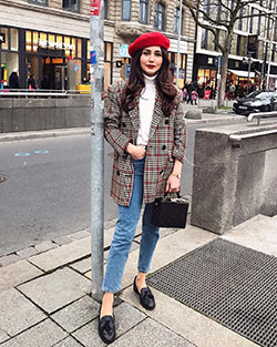 Beret and blazer outfit, street fashion, plaid blazer, trench coat, red beret: Trench coat,  Plaid Blazer,  Street Style,  Red beret,  Outfits With Beret  