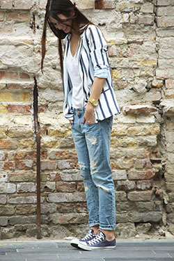 Boyfriend jeans converse outfit, street fashion, t shirt: Casual Outfits,  T-Shirt Outfit,  White Outfit,  Street Style,  Boyfriend Jeans  