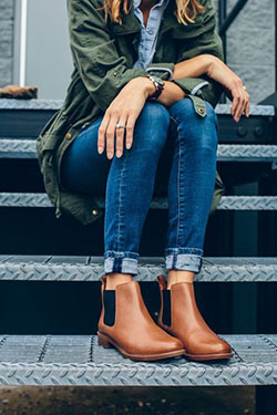 Womens brown chelsea boots outfit: Boot Outfits,  Hot Girls,  Chelsea boot,  Brown Boots,  Street Style,  Blue Outfit  