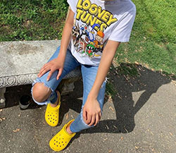 Yellow colour outfit with leggings, shorts: Hot Girls,  T-Shirt Outfit,  VSCO girl,  yellow outfit,  Crocs Outfits  