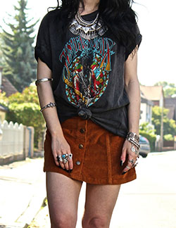 Brown and black colour outfit, you must try with sportswear, miniskirt, shorts: T-Shirt Outfit,  Grunge fashion,  Street Style,  Brown And Black Outfit  