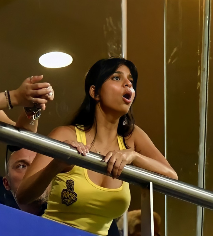 Viral IPL Moments Suhana Khan In Hot Yellow Outfit Cheering For KKR At Wankhede Stadium: Cute Girl,  Viral IPL Girls,  Suhana Khan  